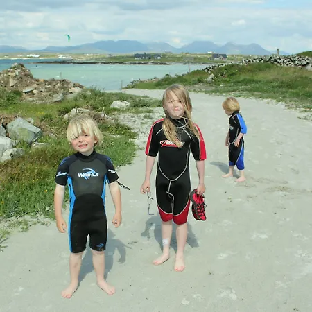 Connemara Sands & Отель Балликоннили