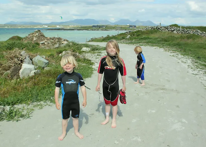Connemara Sands & Отель Балликоннили